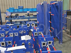 अन्य प्रकार के हीट एक्सचेंजर्स की तुलना में प्लेट हीट एक्सचेंजर्स के क्या फायदे हैं?